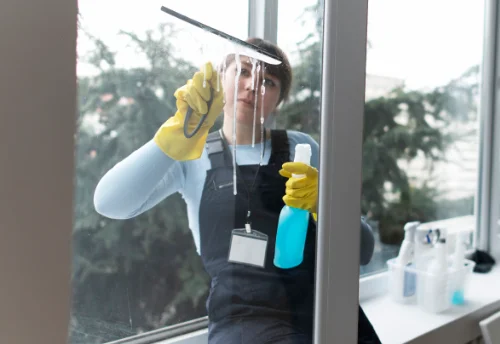 Nettoyage de vitres intérieures et extérieures aux Omergues
